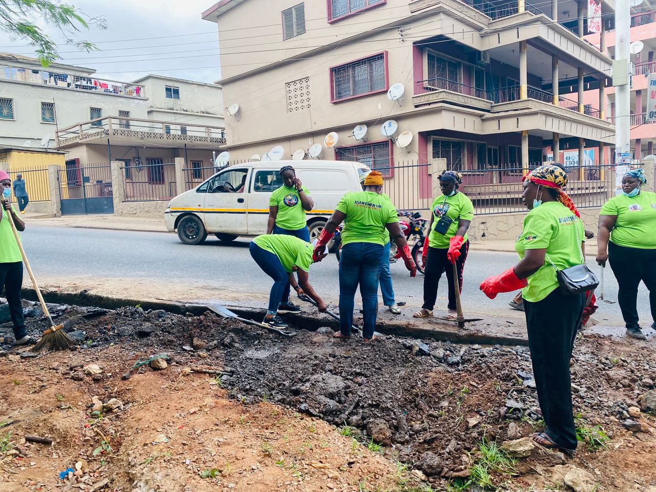 Asanteman UK Leads Clean-Up in Kumasi and Surrounding Areas